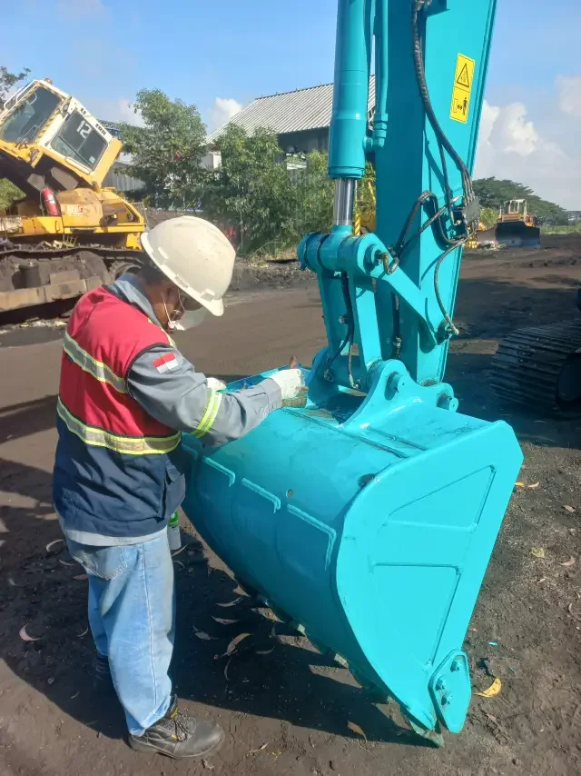 Kegiatan pemeriksaan alat berat di lapangan